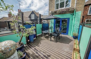 Outdoor dining - Newly refurbished apartment is a central stylish snug, sleeping 4 (Whitstable)