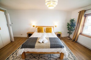 Iron/ironing board, free WiFi, bed sheets - Newly refurbished apartment is a central stylish snug, sleeping 4 (Whitstable)