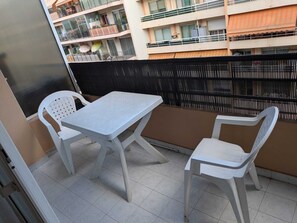 Outdoor dining - Stylish Studio Near Monaco Grand Prix & Beaches in charming Roquebrune CapMartin (Roquebrune-Cap-Martin)
