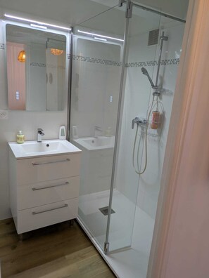 Shower, hair dryer, soap, toilet paper - Stylish Studio Near Monaco Grand Prix & Beaches in charming Roquebrune CapMartin (Roquebrune-Cap-Martin)