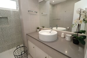 Shower, hair dryer, towels - Oasis Apartment with 2 Bedrooms and Swimming pool in Vilamoura (Vilamoura)