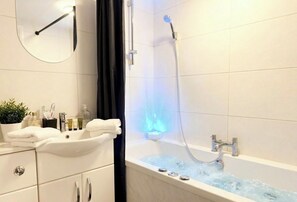 Baignoire à jets, sèche-cheveux, serviettes fournies, savon