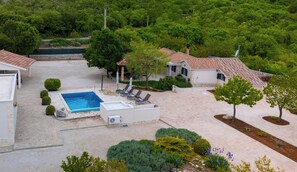 Una piscina al aire libre, una piscina climatizada