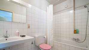 A bathroom with a sink, toilet, and bathtub. - Stay in the Heart of Antwerp (Antwerp)