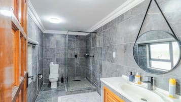 Studio Suite | Bathroom | Free toiletries, hair dryer, towels, soap