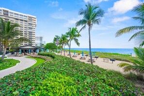 House - NOK Beachfront 3BR Retreat With Ocean Views (Lauderdale-by-the-Sea)