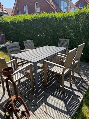 Outdoor dining - Beautiful, centrally located apartment and only 150m to the beach (Wittdün auf Amrum)