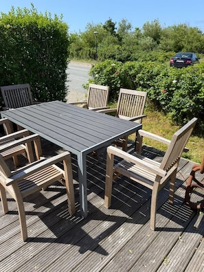 Outdoor dining - Beautiful, centrally located apartment and only 150m to the beach (Wittdün auf Amrum)