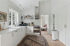 Oven, dishwasher, coffee/tea maker - Stylish summer house near Tisvilde beach and town (Tisvildeleje)