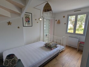 Cuna de viaje y ropa de cama