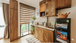 Eine moderne Küche mit Holzausstattung, einem eingebauten Backofen und einem Kühlschrank mit dem Etikett Funiki.
