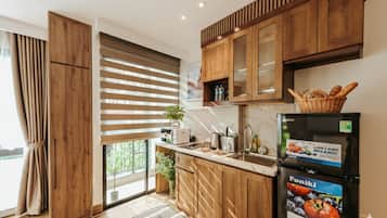Studio Supérieur, vue cour intérieure | Cuisine privée | Grand réfrigérateur, plaque de cuisson