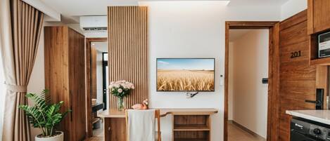 Deluxe Studio, Courtyard View | Desk, laptop workspace, soundproofing, free WiFi