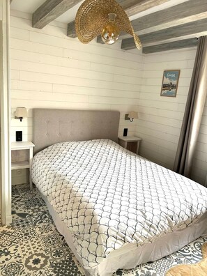 Tabla de planchar con plancha, wifi y ropa de cama 