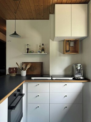 Oven, dishwasher, coffee/tea maker - Colourful home close to the beach in Marielyst (Væggerløse)