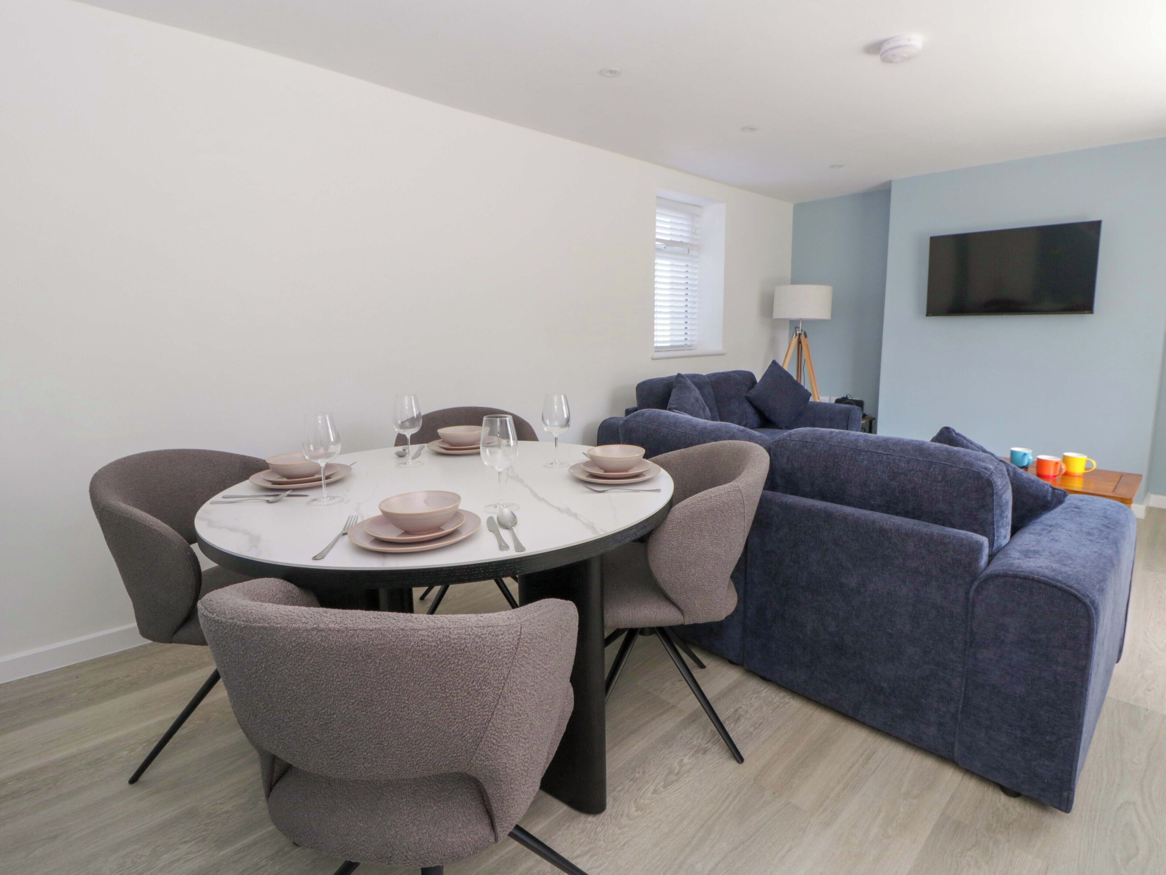 Cottage | Dining