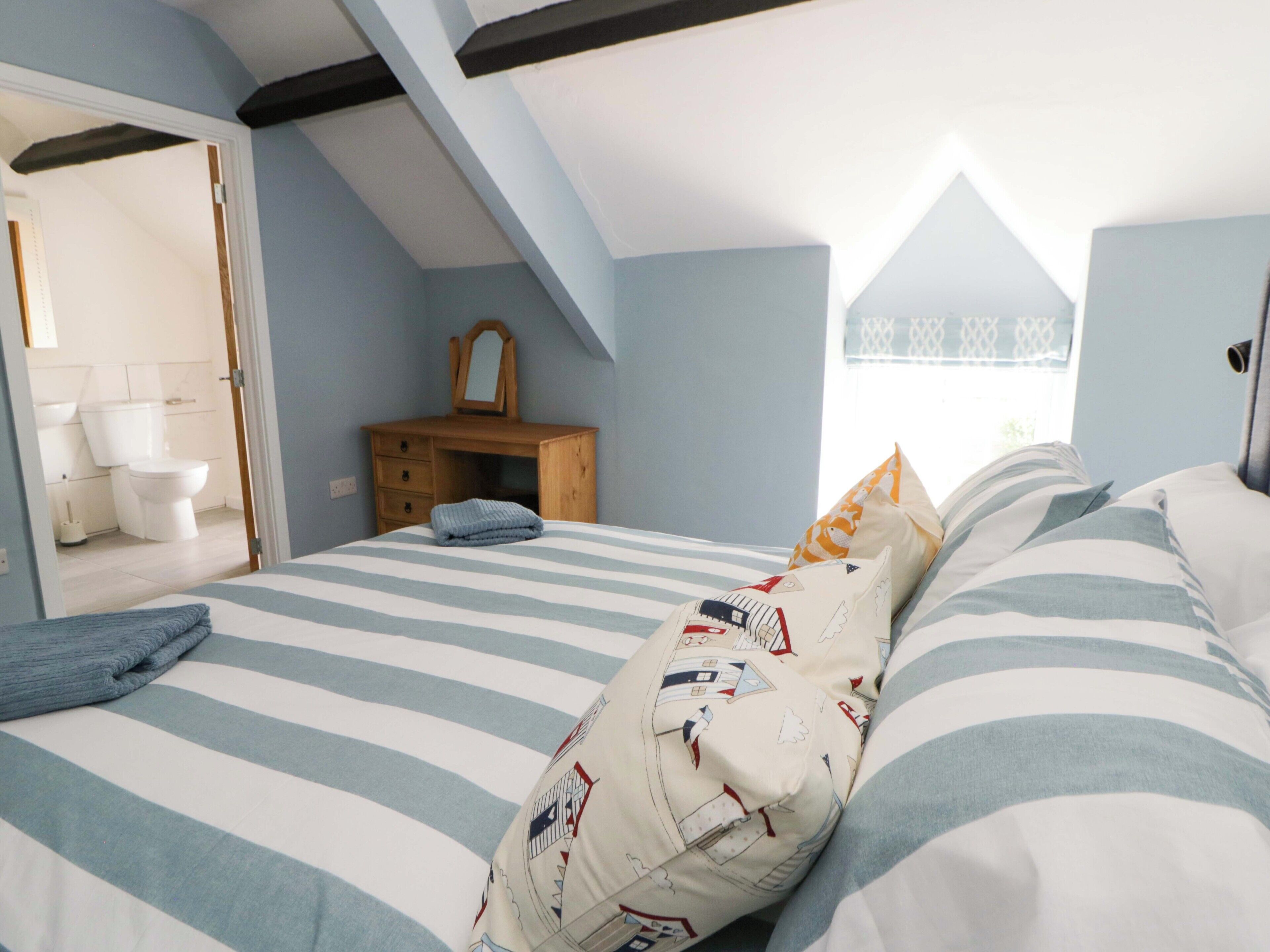 Cottage | 2 bedrooms, free WiFi, individually decorated, individually furnished