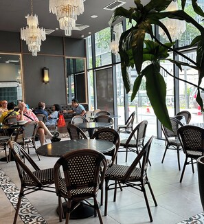 Dining - Spacious Modern Suite for 7 Guests (George Town)