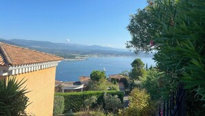A coastal view with a clear sky, a body of water, and buildings with terracotta roofs. - Sea view villa in Théoule-sur-Mer (Théoule-sur-Mer)