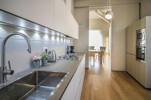 Microwave, oven, dishwasher, coffee/tea maker - La Sortita. Light and modern Lucca City apartment (Lucca)