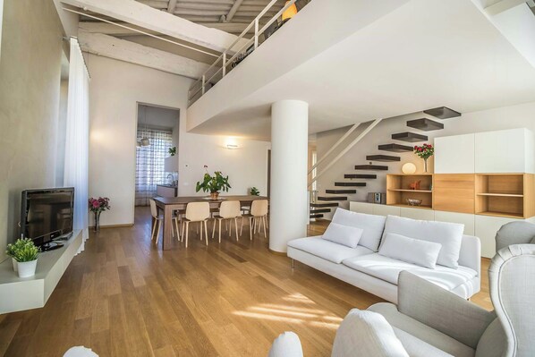 TV - La Sortita. Light and modern Lucca City apartment (Lucca)