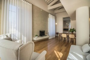 TV - La Sortita. Light and modern Lucca City apartment (Lucca)