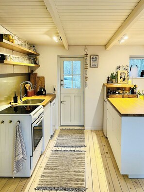 Oven, dishwasher, coffee/tea maker - Nature gem with charm near Heatherhill (Rågeleje)