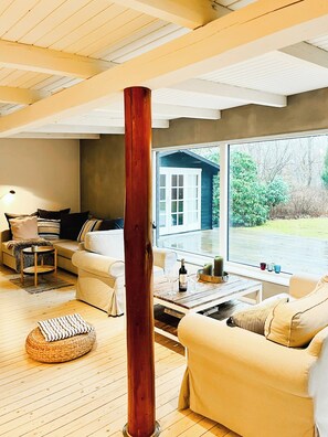 TV, fireplace - Nature gem with charm near Heatherhill (Rågeleje)