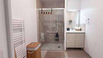 Ducha, secador de pelo, toallas, jabón