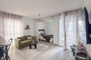 Tabla de planchar con plancha, wifi y ropa de cama 