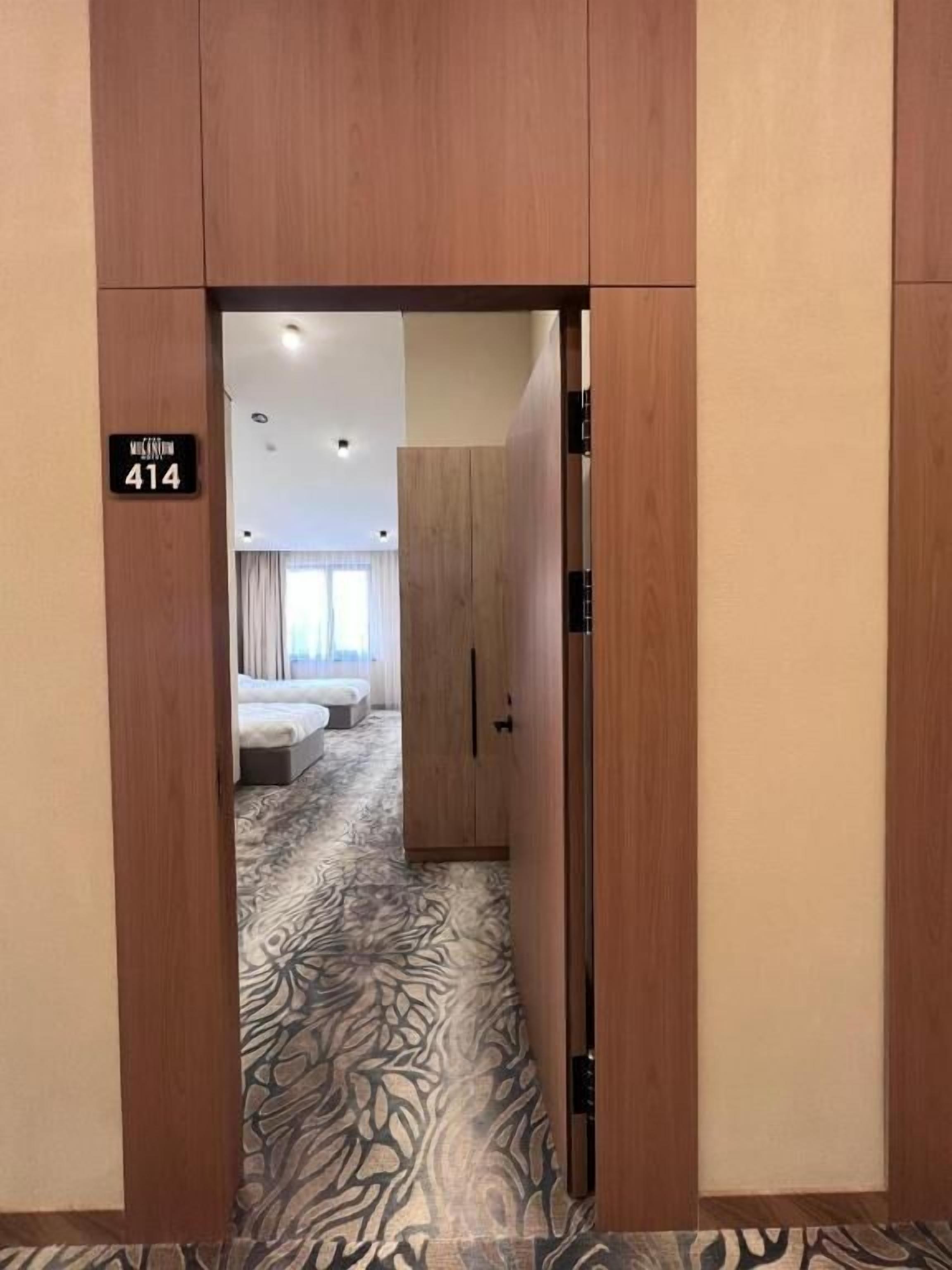 Habitación básica con 2 camas individuales, vistas a la ciudad | Caja fuerte, tabla de planchar con plancha, wifi gratis
