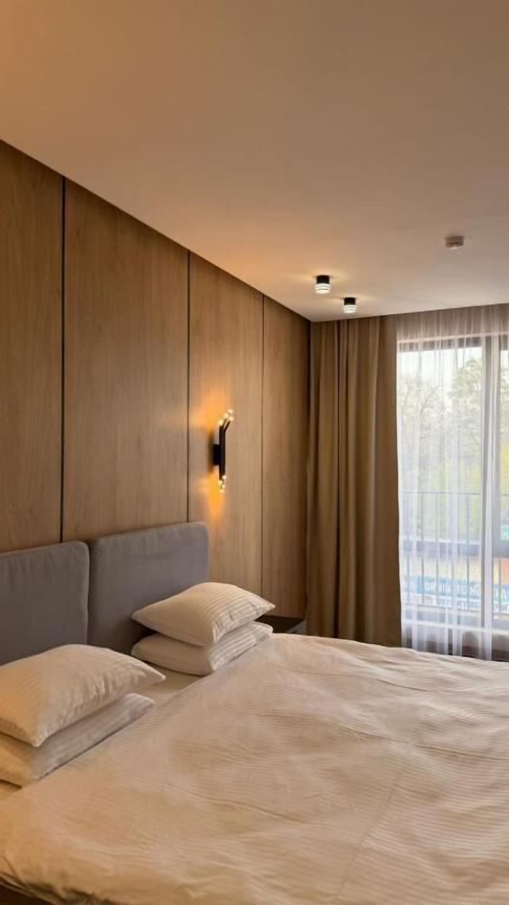 Luxury-Suite, Stadtblick | Zimmersafe, Bügeleisen/Bügelbrett, kostenloses WLAN