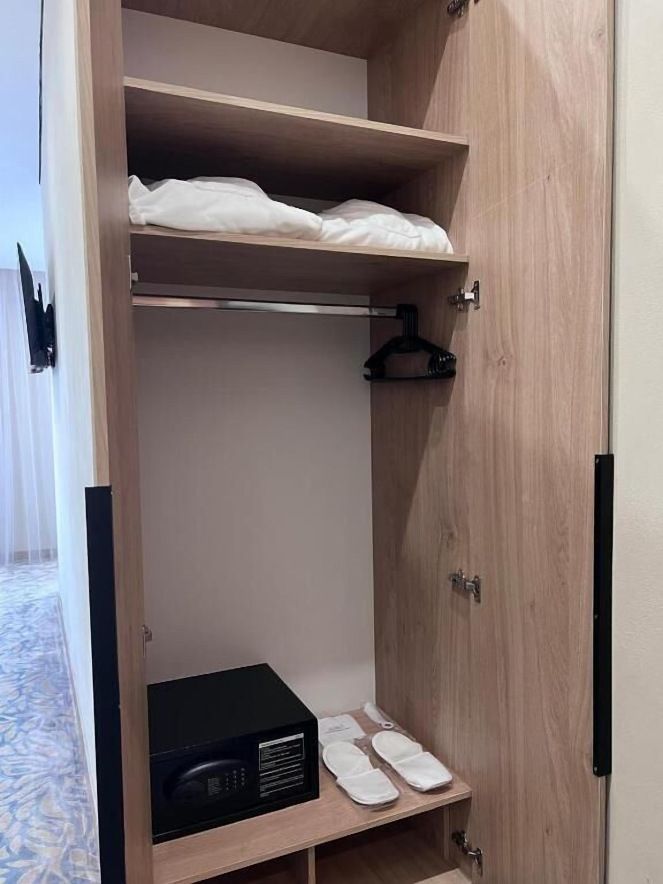 Habitación básica con 2 camas individuales, vistas a la ciudad | Interior