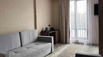 Deluxe-Dreibettzimmer, Stadtblick | Wohnbereich