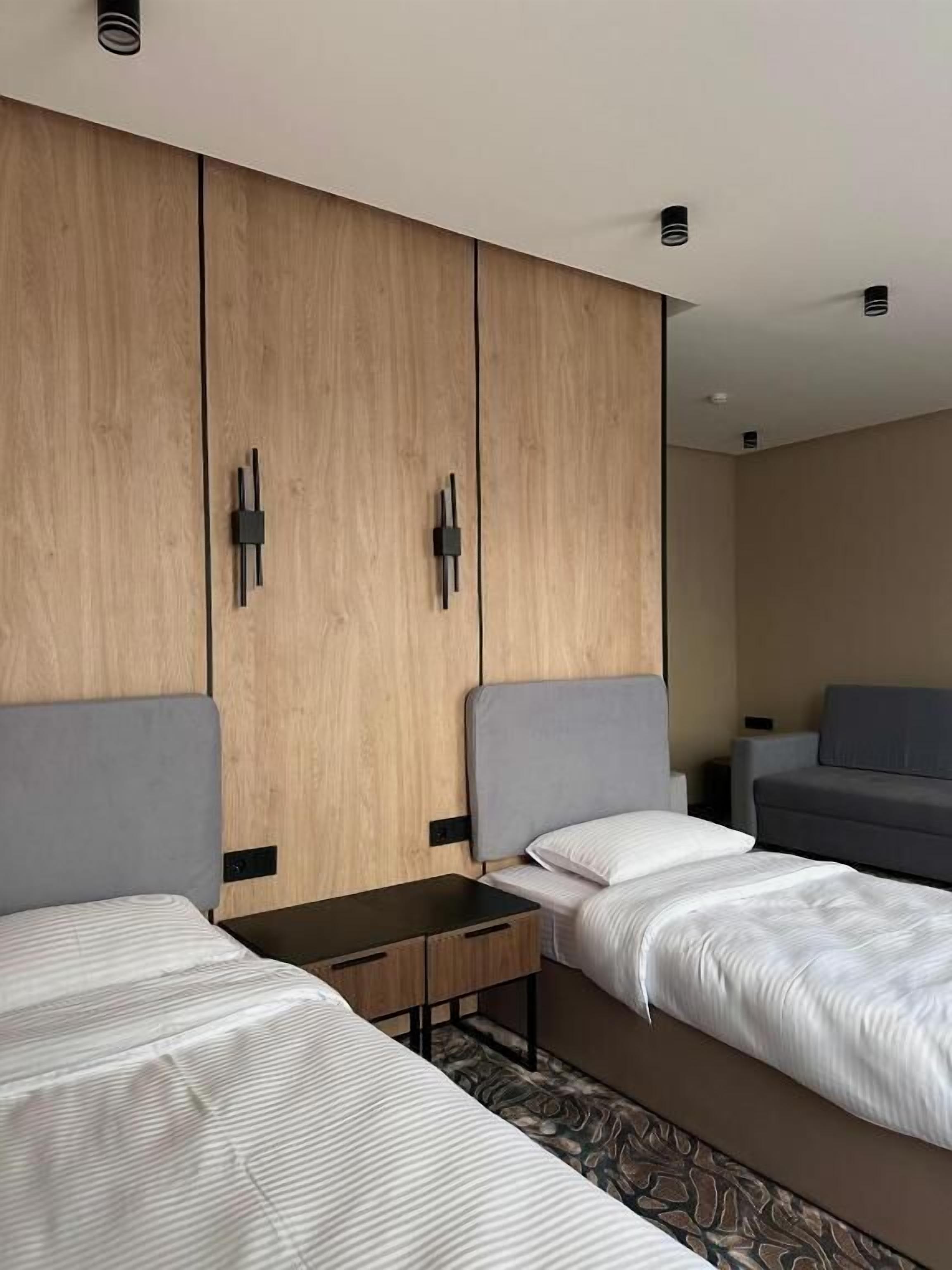 Deluxe-Dreibettzimmer, Stadtblick | Zimmersafe, Bügeleisen/Bügelbrett, kostenloses WLAN