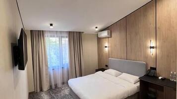 Habitación básica doble, vistas a la ciudad | Caja fuerte, tabla de planchar con plancha, wifi gratis