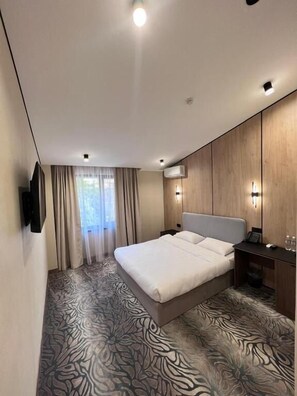 Basic-Doppelzimmer, Stadtblick | Zimmersafe, Bügeleisen/Bügelbrett, kostenloses WLAN