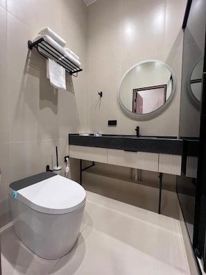 Basic-Zweibettzimmer, Stadtblick | Badezimmer | Hausschuhe
