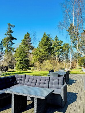 Outdoor dining - Summer house with wilderness bath by Kårup Forest (Fårevejle)