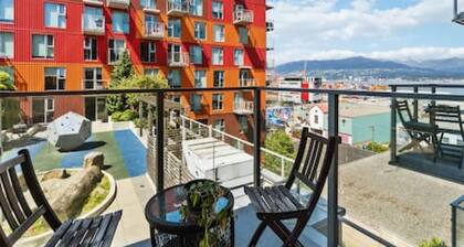 Cozy condo with excellent views, 5 mins to arena