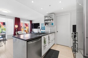 Microwave, oven, stovetop, dishwasher - Cozy condo with excellent views, 5 mins to arena (Vancouver)