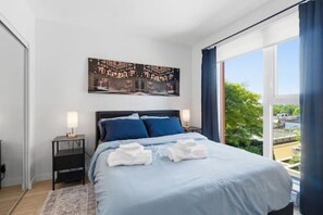 WiFi, bed sheets - Cozy condo with excellent views, 5 mins to arena (Vancouver)