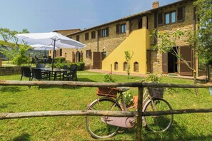 Outdoor dining - Newly renovated apartment in Chianti with pool (Montaione)