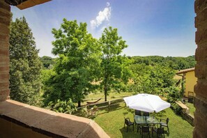 Outdoor dining - Newly renovated apartment in Chianti with pool (Montaione)