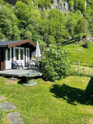 Terrace/patio - Historic farm with sea view over Bjørnefjorden (Baldersheim)