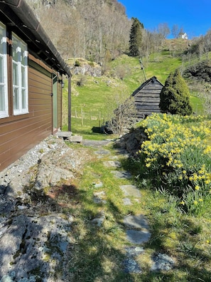 Property grounds - Historic farm with sea view over Bjørnefjorden (Baldersheim)
