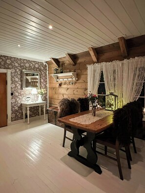 Dining - Historic farm with sea view over Bjørnefjorden (Baldersheim)