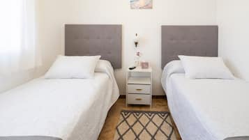 Een strijkplank/strijkijzer, wifi, beddengoed