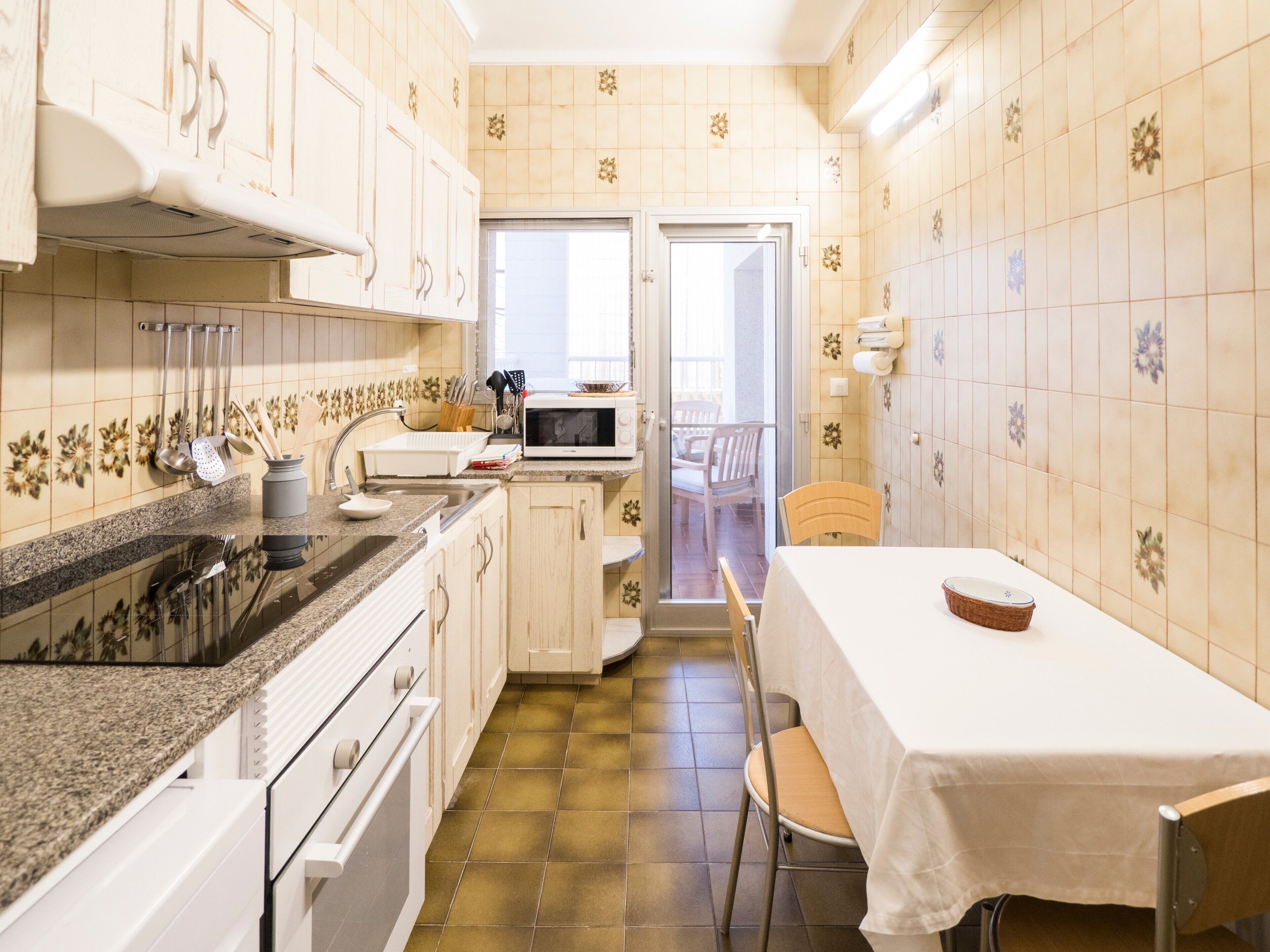 Frigorifero, microonde, forno, piano cottura