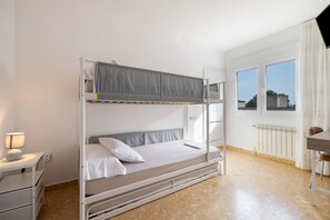 Tabla de planchar con plancha, wifi y ropa de cama 